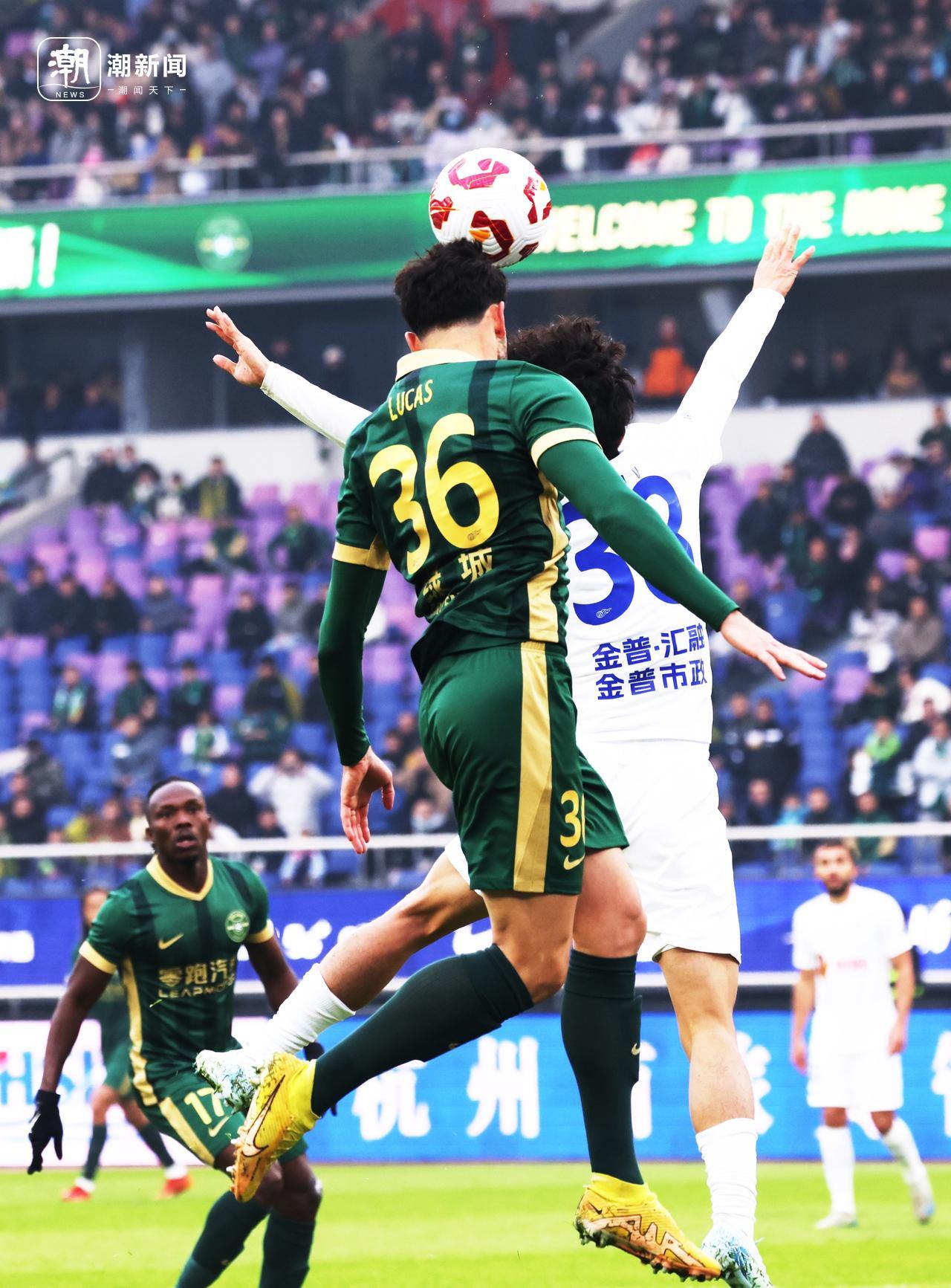 绿城主场告捷,球迷聚集庆祝胜利的简单介绍 绿城主场告捷,球迷聚集庆祝胜利的简单介绍