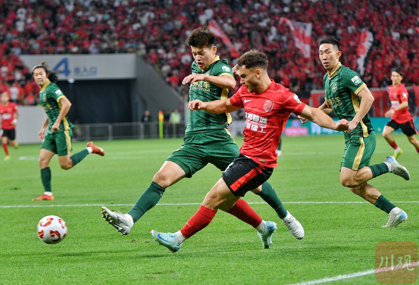 绿城主场告捷,球迷聚集庆祝胜利的简单介绍 绿城主场告捷,球迷聚集庆祝胜利的简单介绍